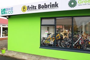 Zeigt die neue Silikonharzputz-Fassade des Fahrradgeschäfts Bobrink