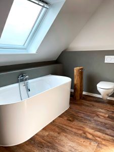 Modernes Bad mit Designboden und Badewanne