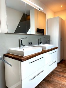 Modernes Bad mit Designmöbeln