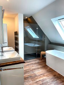 Modernes, elegantes und fugenloses Bad