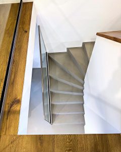 Blick auf die Treppe vom Obergeschoß.