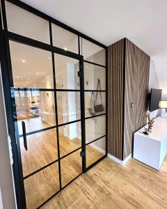 Wohnküche mit Glas und Holzelementen
