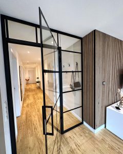Wohnküche mit Glas und Holzelementen