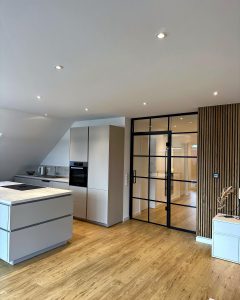 Wohnküche mit Glas und Holzelementen
