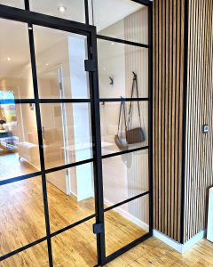 Wohnküche mit Glas und Holzelementen